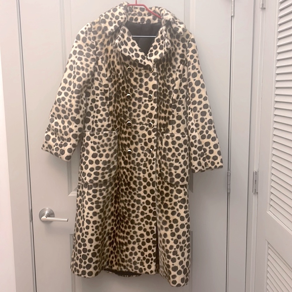 FREE SHIPPING!! VINTAGE Fabulous faux cheetah coat!!!